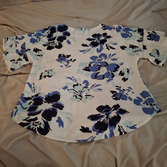 Ellen Tracy Women's Blue and White Linen Floral Blouse - Picture 7 of 7